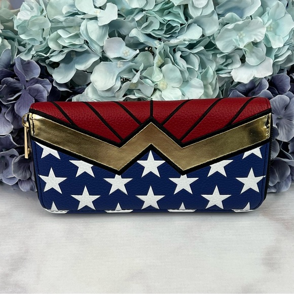DC Comics Wonder Woman Double Sided Clutch Wallet - Picture 9 of 16